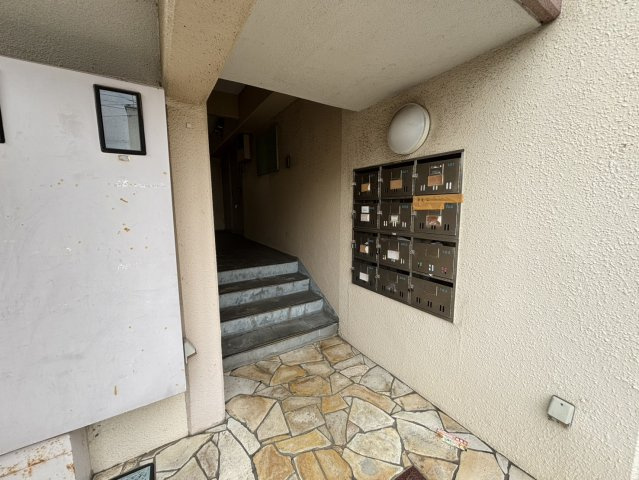川崎市多摩区登戸新町の賃貸マンションのエントランス