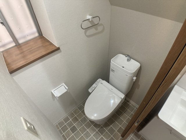 鈴蘭台東町2丁目貸家Ⅳのトイレ|温水洗浄便座付きトイレ