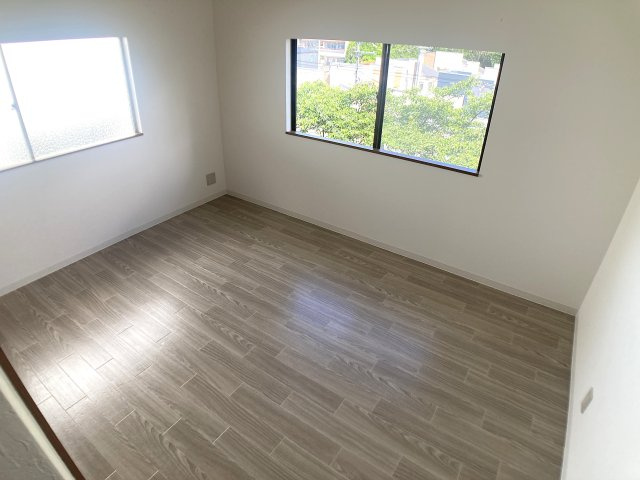 鈴蘭台東町2丁目貸家Ⅳの内装|2面採光の明るい洋室