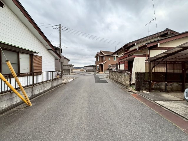 香取市小見川　中古戸建の前面道路含む現地写真