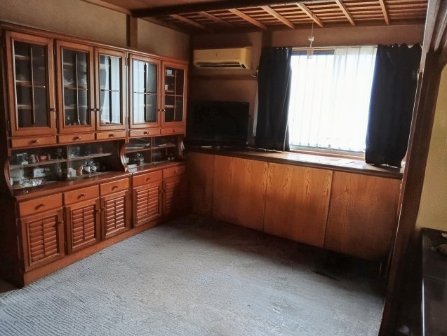 売中古戸建　静岡市葵区上足洗３丁目の洋室|収納豊富。濃いめの色合いの棚や天井落ち着いた雰囲気の快適な室内空間を演出してくれます。
