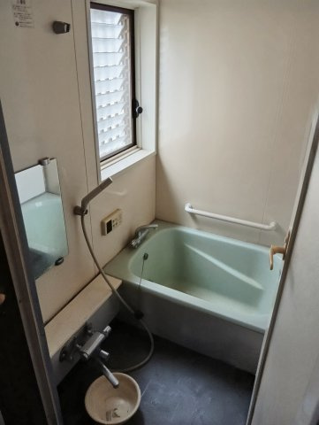 売中古戸建　静岡市葵区上足洗３丁目の浴室|清潔感のあるお風呂場。てすりがあり、浴槽での立ち上がり動作などで転倒するリスクを大幅に軽減いたします