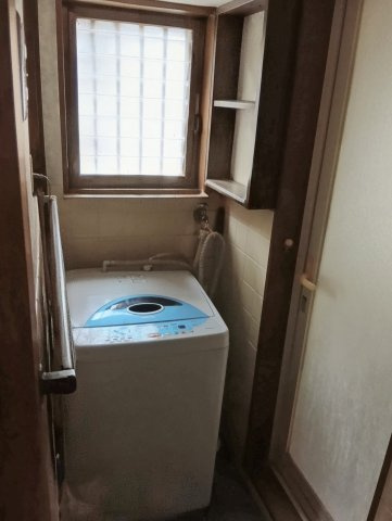売中古戸建　静岡市葵区上足洗３丁目のランドリースペース|お風呂場のすぐ脇に洗濯機。採光性のある窓があり、換気もできます。
