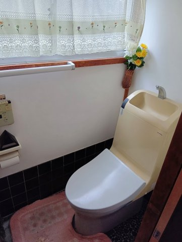 売中古戸建　静岡市葵区上足洗３丁目のトイレ|1階のトイレです。窓が大きめなので、閉鎖的なトイレ空間に開放感を与えられそうですね。