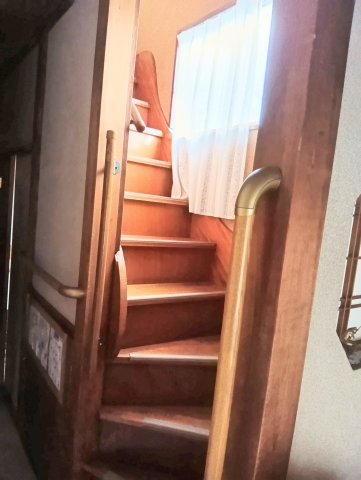 売中古戸建　静岡市葵区上足洗３丁目の内装|玄関を上がるとすぐ右手に階段です。もちろん手すりもしっかり設けられています。