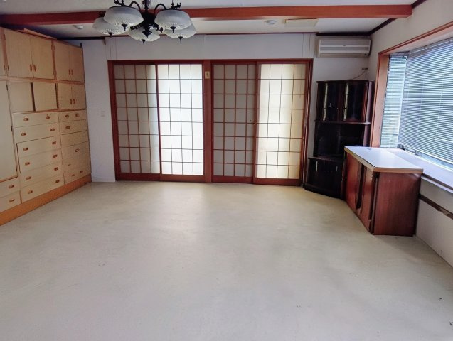 売中古戸建　静岡市葵区上足洗３丁目の洋室|2階へ上がって右手に広いお部屋です。障子越しのやわらかな光が差し込む、落ち着きのある居室です。