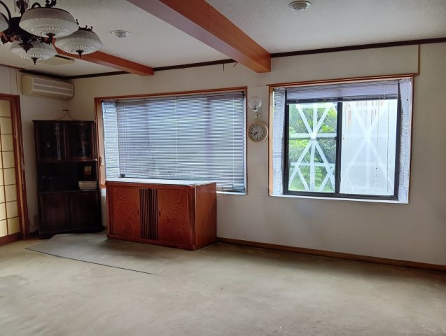 売中古戸建　静岡市葵区上足洗３丁目の洋室|出窓もついて明るく開放的です。ゆとりある広さで、セカンドリビングとしてもおすすめです。
