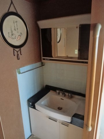 売中古戸建　静岡市葵区上足洗３丁目の独立洗面台|2階の洗面台です。