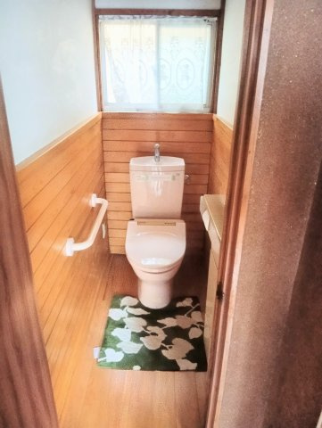 売中古戸建　静岡市葵区上足洗３丁目のトイレ|2階のトイレです。木目が落ち着いた雰囲気をかもしだしています。