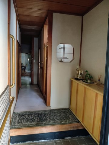 売中古戸建　静岡市葵区上足洗３丁目の玄関|玄関にも手すりが付けられ、お年寄りやお身体の不自由な方にも優しいつくりです。
