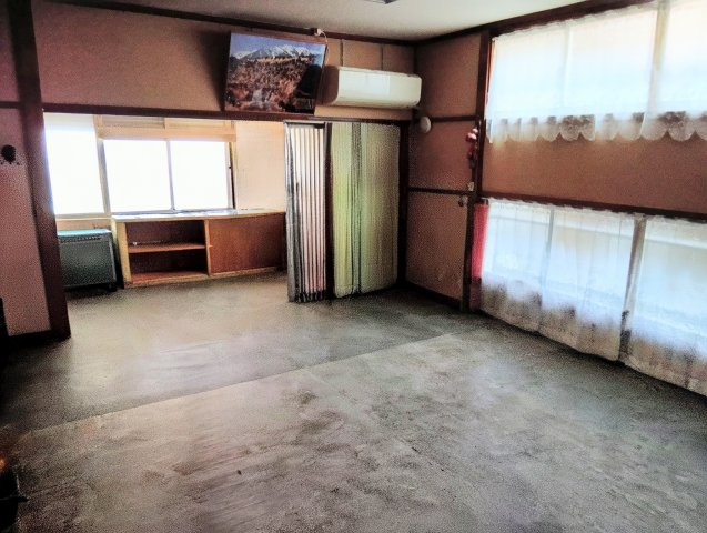 売中古戸建　静岡市葵区上足洗３丁目の和室|かつての店舗部分です。広々とした空間が魅力。趣味部屋やワークスペースとしても活用可能です。