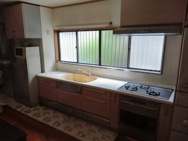 売中古戸建　静岡市葵区上足洗３丁目のキッチン|広いシステムキッチンです。グリルや食器洗浄機も備えています。開口部が広く開放感を感じられます。