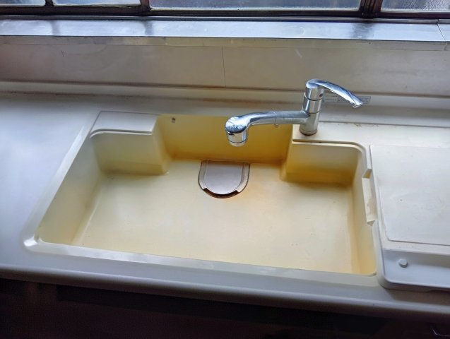 売中古戸建　静岡市葵区上足洗３丁目のキッチン|空間をパッと明るく。温かみのあるクリーム色シンクがお洒落なシステムキッチンを採用。