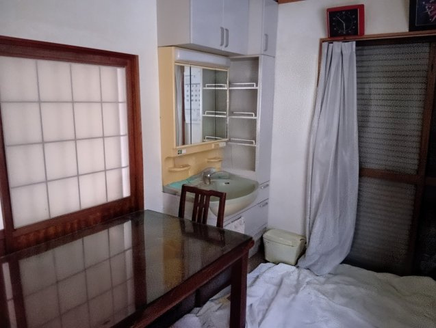 売中古戸建　静岡市葵区上足洗３丁目のキッチン|三面鏡付洗面台もあります。