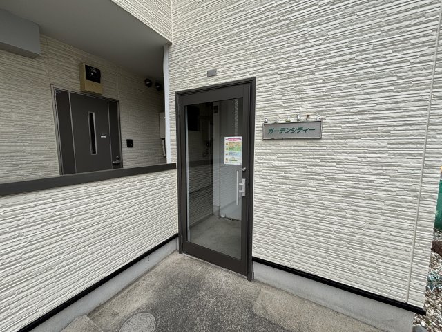 川崎市麻生区王禅寺西１丁目のアパートのエントランス