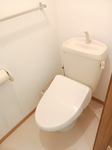 ガーデンハイツのトイレ|落ち着いた色調のトイレです