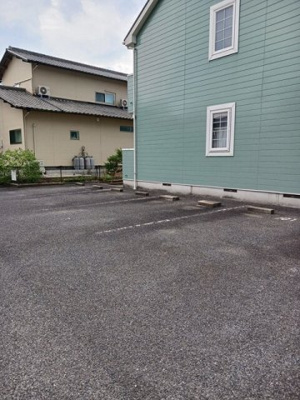 【駐車場】 | ガーデンハイツ | 駐車場に車を止められます