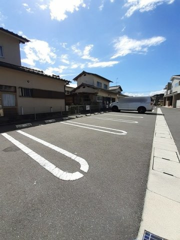 ｒｉｖｅｒ　ｓｉｄｅはるか　Ｃの駐車場|車をお持ちの方に嬉しい駐車場付きの物件です