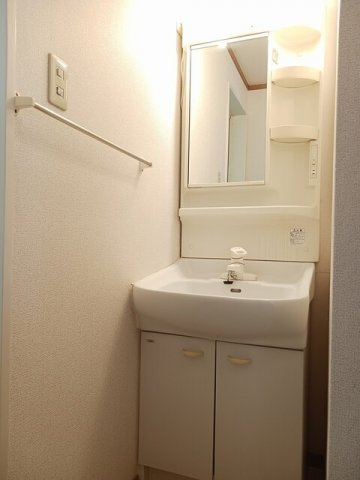 エヴァーグリーンＡ棟の洗面所|コンパクトで使いやすい洗面所