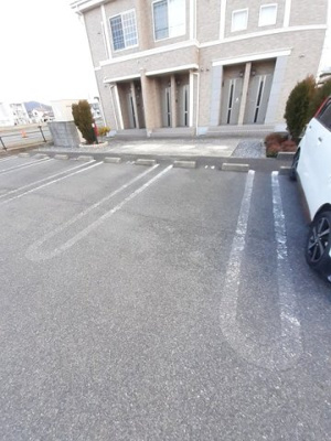 【駐車場】 | ヴィラ・バンリューＡ棟 | 車をお持ちの方に嬉しい駐車場付きの物件です