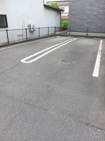 アルモニー中野　Ｂ棟の駐車場|車をお持ちの方に嬉しい駐車場付きの物件です