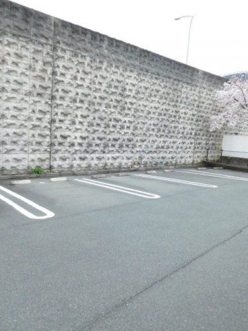 プラムの駐車場|駐車場に車を止められます