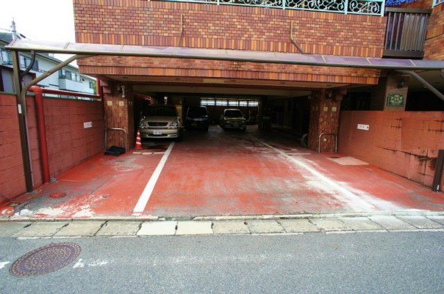 愛梨ビルⅡの駐車場|駐車場完備です※別号室のお写真になります。