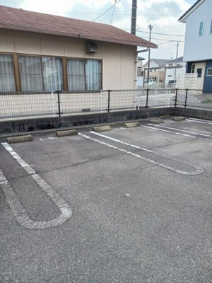 【駐車場】 | エヴァーグリーンＢ棟 | 駐車場があるので、車を買う予定の方も安心です