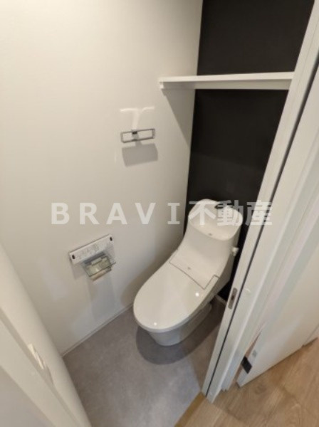 アプリーレ大阪城北 BRAVI不動産のトイレ|【BRAVE大阪城北】棚があり便利なトイレです