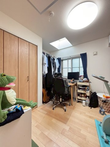 約5.4帖の2階中央の洋室。