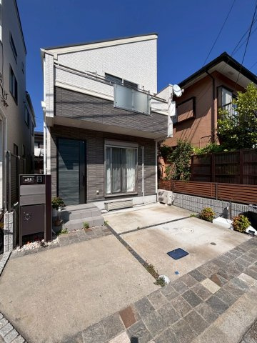 郵便受けとくっついて宅配ボックスが付いています。また、スロップシンクも付いています。