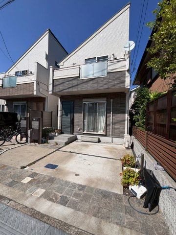 令和3年9月築。南西道路接道で陽当たり良好です。低炭素住宅。第三者機関による設計住宅性能評価書・建設住宅性能評価書も発行されており安心です。