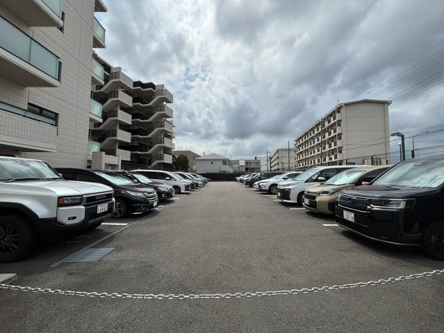 川崎市多摩区布田の賃貸マンションの駐車場