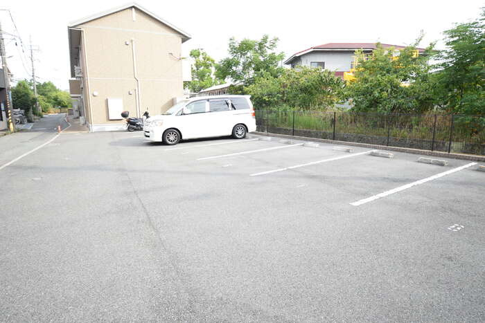 サンハイム常松の駐車場