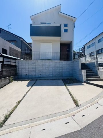 【駐車場】 | 福岡市東区香住ヶ丘３丁目　戸建て | 駐車場は玄関前に2台並列で停めていただけます