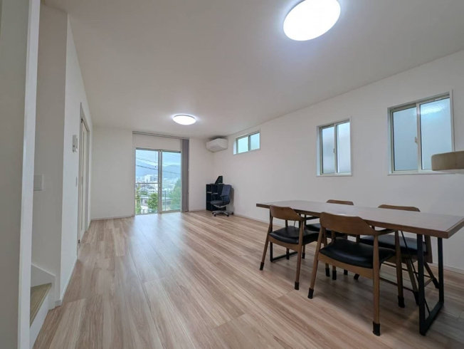 【居間・リビング】 | 福岡市東区香住ヶ丘３丁目　戸建て | 玄関を入ったらまずリビングなのでコミュニケーションが取りやすいですね