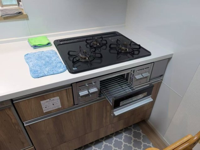 【キッチン】 | 福岡市東区香住ヶ丘３丁目　戸建て | 3口コンロ+グリルで効率的にお料理を進めることができます