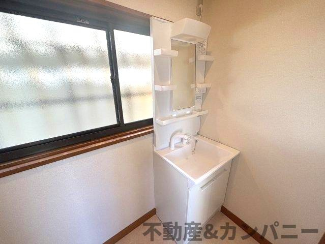 姫原1丁目の中古のおうち　松山市姫原1丁目中古戸建の独立洗面台|朝の支度にも助かる、独立の洗髪洗面化粧台