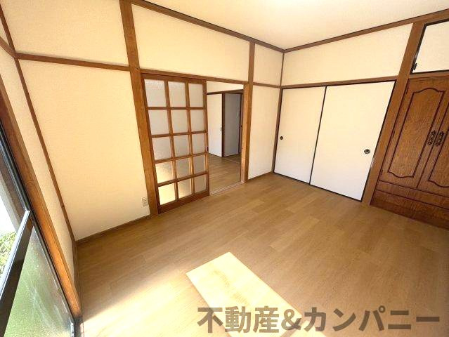 姫原1丁目の中古のおうち　松山市姫原1丁目中古戸建の洋室|和の要素もある洋室です
