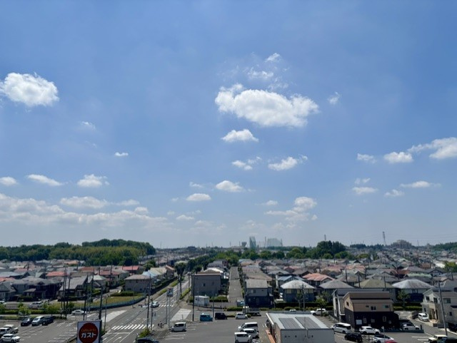 サンクレイドル千城台パークフォートの展望|7階最上階部分のバルコニーから見た南西側の眺望は、前面棟がないため開放感があります。2026年5月撮影