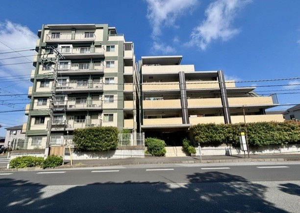 サンクレイドル千城台パークフォートの外観|落ち着きのある穏やかな外観を心がけ、ナチュラルな風合いの素材を使用し、周囲と調和しながら美しい存在感を放ちます。2026年5月撮影