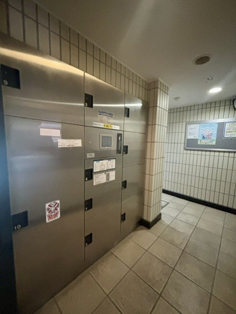 サンクレイドル千城台パークフォートの設備|不在時の配達でも荷物を預かり、24時間いつでも受け取れる便利な宅配ロッカーを設置しています。2026年5月撮影