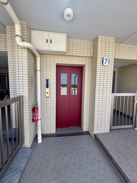 サンクレイドル千城台パークフォートのその他共用部分|エレベーターは9人乗1基です。防犯窓付きで中が見えるため緊急時も安心です。2026年5月撮影
