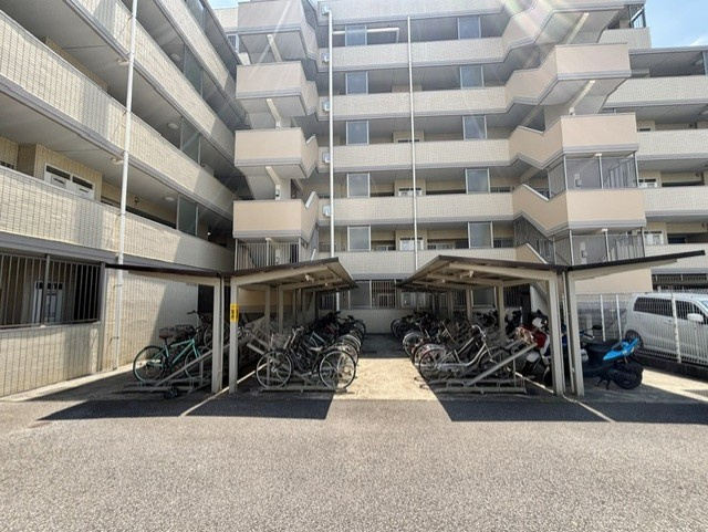 サンクレイドル千城台パークフォートの駐輪場|敷地内ラック式114台分の駐輪場を設置しました。2026年5月撮影