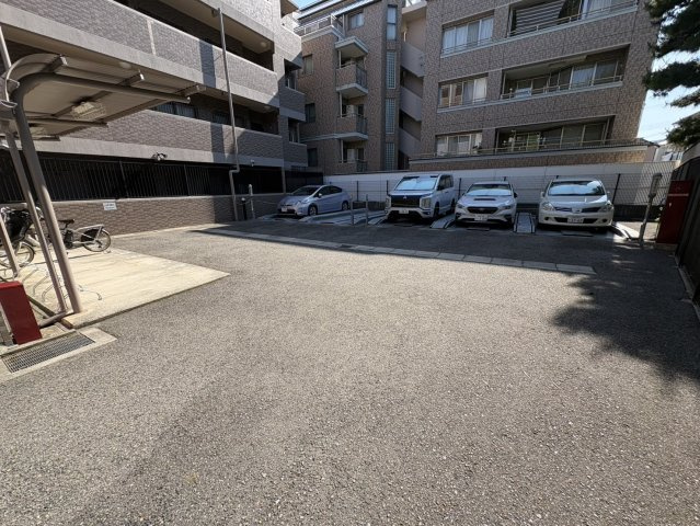 住吉本町ロジュマンの駐車場