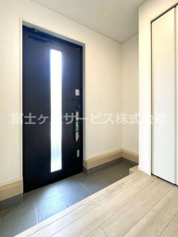 【玄関】 | 袋井市栄町 2期 新築一戸建て | 収納もある玄関です