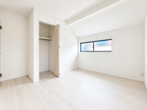 横浜市旭区川島町の新築一戸建の洋室|クローゼットもあるので収納にも困りません！
荷物が多い方にも安心です。