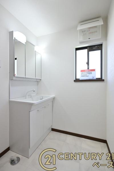 奈良市左京３丁目　一戸建の独立洗面台|■現地撮影写真■三面鏡タイプのミラーキャビネット！収納スペースも豊富です！