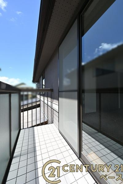 奈良市左京３丁目　一戸建のバルコニー|■現地撮影写真■日当たりのよいバルコニー！洗濯物もよく乾きます！