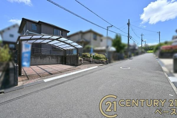 奈良市左京３丁目　一戸建の前面道路含む現地写真